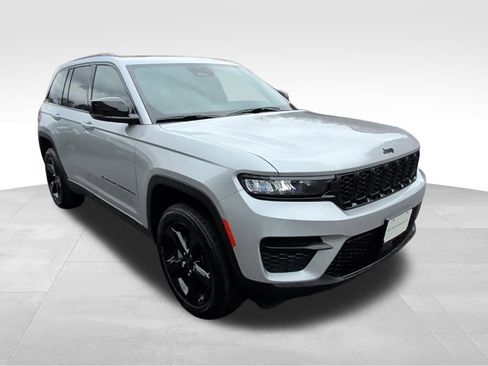 Certified 2025 Jeep Grand Cherokee Altitude image 7