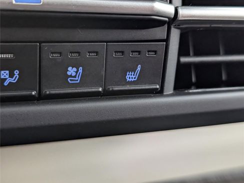 Used 2024 Toyota Sienna Platinum image 27