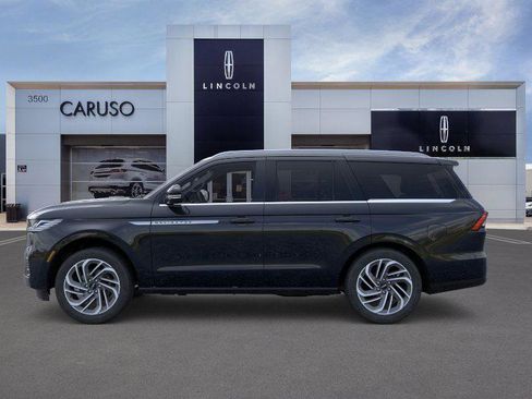 Used 2025 Lincoln Navigator Reserve image 3