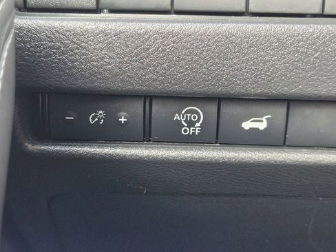Used 2025 Nissan Rogue SV FWD image 24