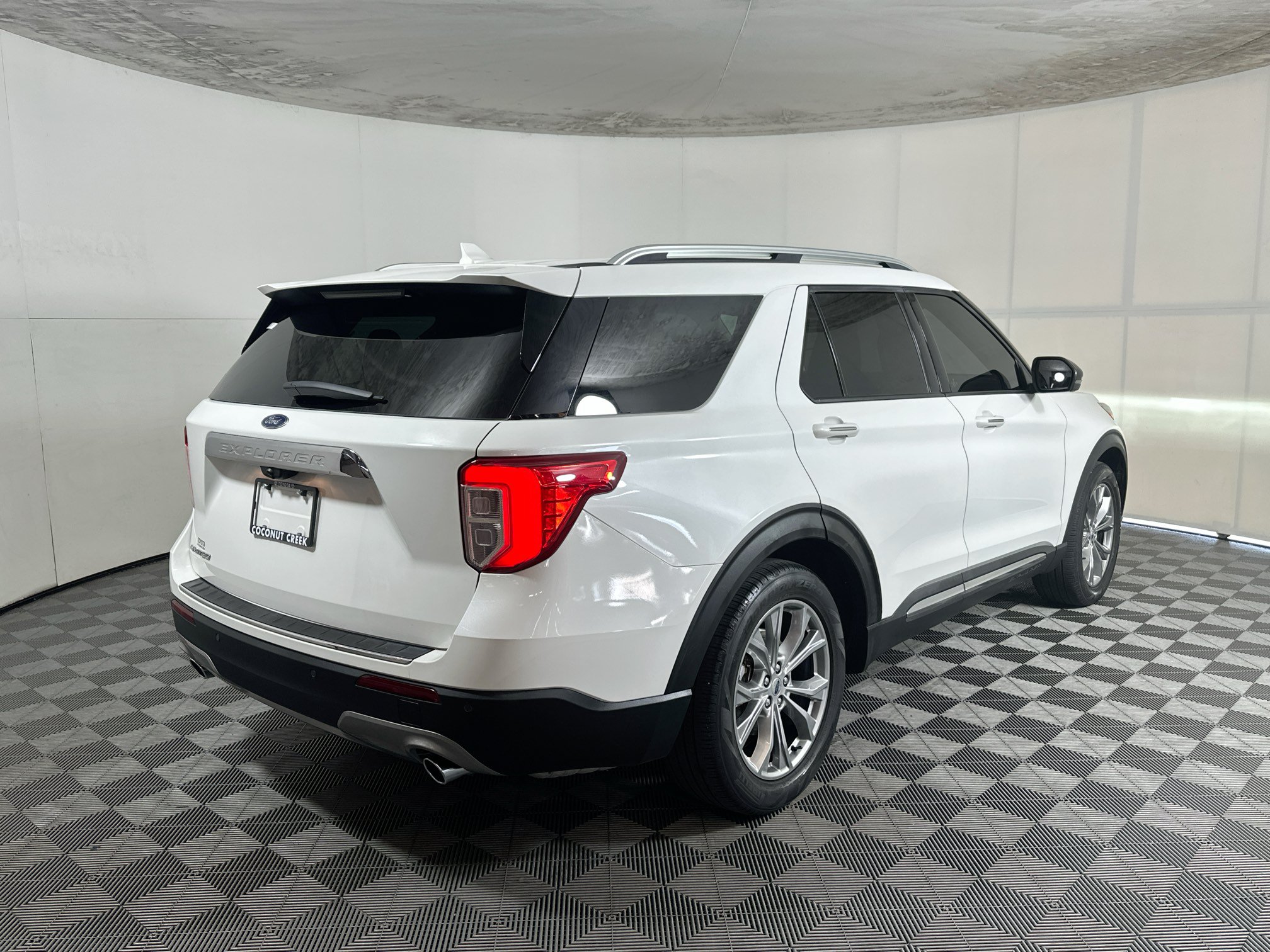 Used 2021 Ford Explorer Limited w/ Equipment Group 301A RWD image 3