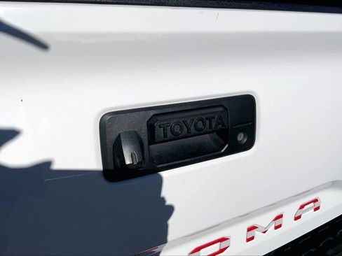 Certified 2018 Toyota Tacoma SR5 image 28