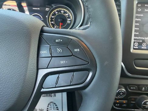 Used 2022 Jeep Cherokee Trailhawk w/ Comfort/Convenience Group AWD/4WD image 19