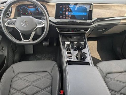 Used 2025 Volkswagen Atlas SE FWD image 16