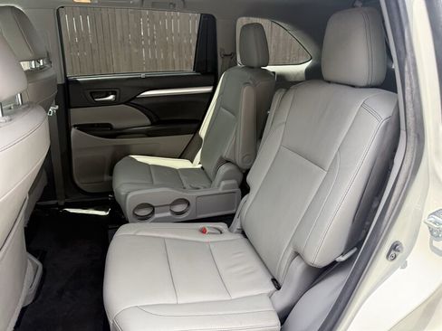 Used 2017 Toyota Highlander XLE w/ Carpet Mat Package AWD/4WD image 13