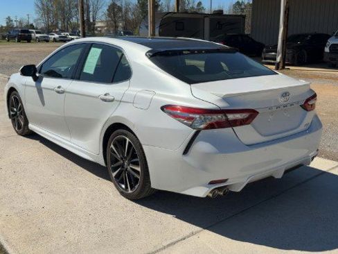 Used 2018 Toyota Camry XSE image 3