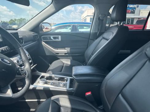 Used 2023 Ford Explorer XLT w/ Equipment Group 202A AWD/4WD image 31