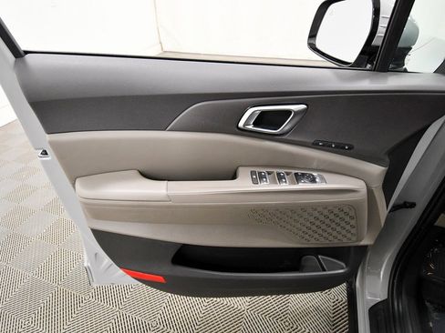 Certified 2025 Kia Carnival EX image 13