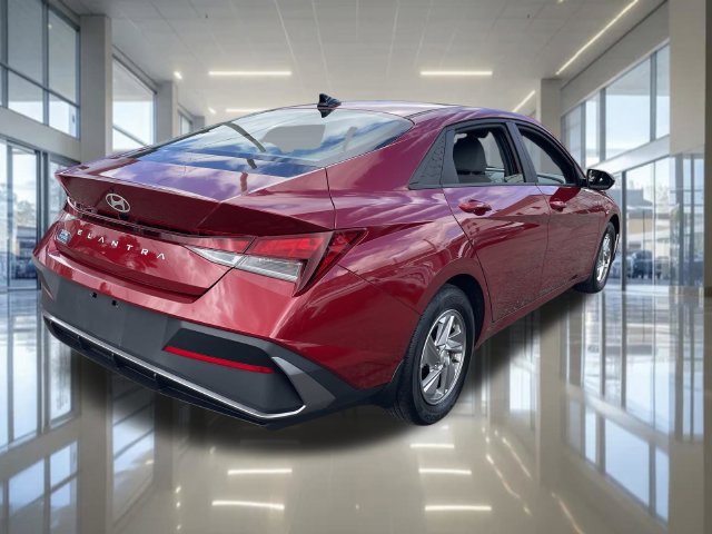 Certified 2024 Hyundai Elantra SE FWD image 5