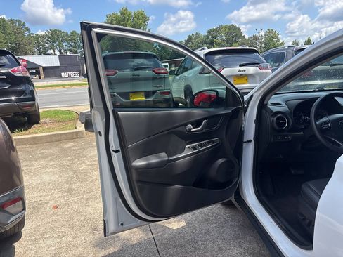 Used 2020 Hyundai Kona Limited w/ Cargo Package FWD image 12