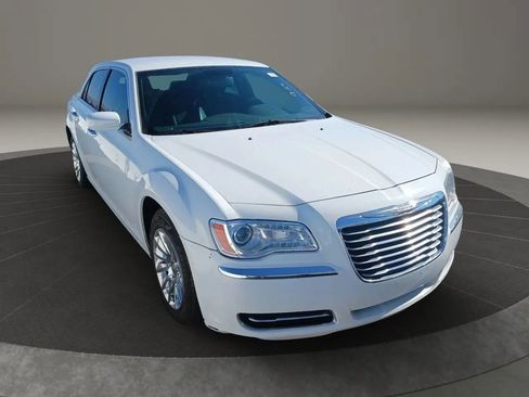 Used 2014 Chrysler 300 image 2