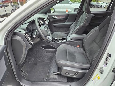 Used 2025 Volvo XC40 B5 Plus AWD/4WD image 16