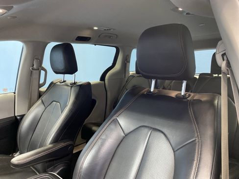 Certified 2020 Chrysler Pacifica Touring-L image 8