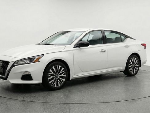 Used 2025 Nissan Altima 2.5 SV FWD image 3