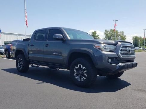 Used 2017 Toyota Tacoma TRD Off-Road w/ Tow Package (A/T) AWD/4WD image 3