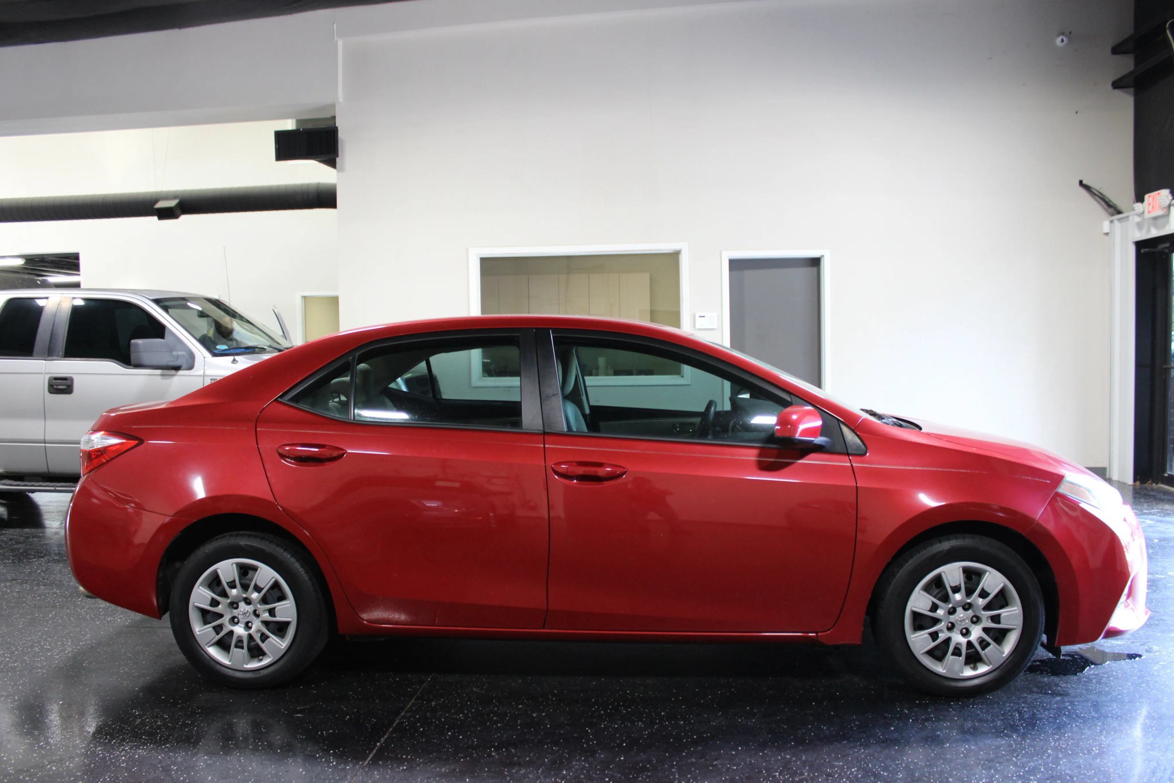 Used 2016 Toyota Corolla LE FWD image 2