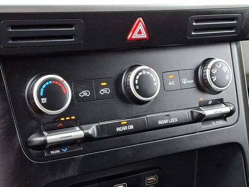 Used 2024 Kia Carnival LX FWD image 18