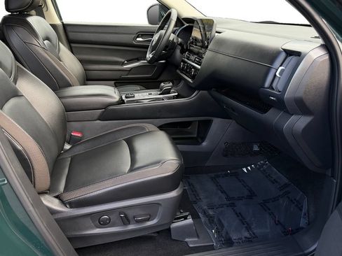 Used 2023 Nissan Pathfinder SL w/ Black Appearance Package AWD/4WD image 8