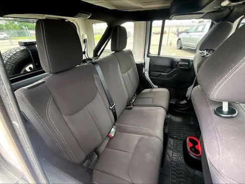 Used 2015 Jeep Wrangler Unlimited Sahara w/ Connectivity Group AWD/4WD image 36