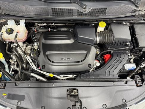 Used 2023 Chrysler Pacifica Touring-L image 31