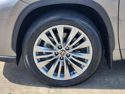 Certified 2025 Toyota Highlander Platinum AWD/4WD image 10