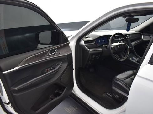 Used 2023 Jeep Grand Cherokee Limited w/ Black Appearance Package image 12