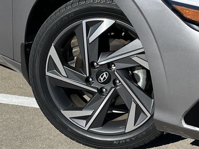 Used 2024 Hyundai Elantra SEL w/ Convenience Package FWD image 8