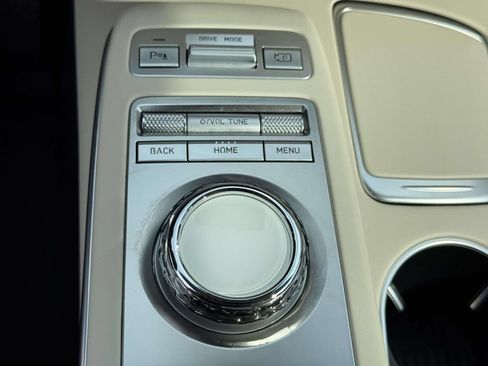 Certified 2023 Genesis GV70 2.5T w/ Select Package AWD/4WD image 32