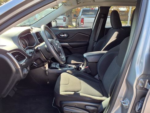 Used 2019 Jeep Cherokee Latitude w/ Popular Appearance Group image 17