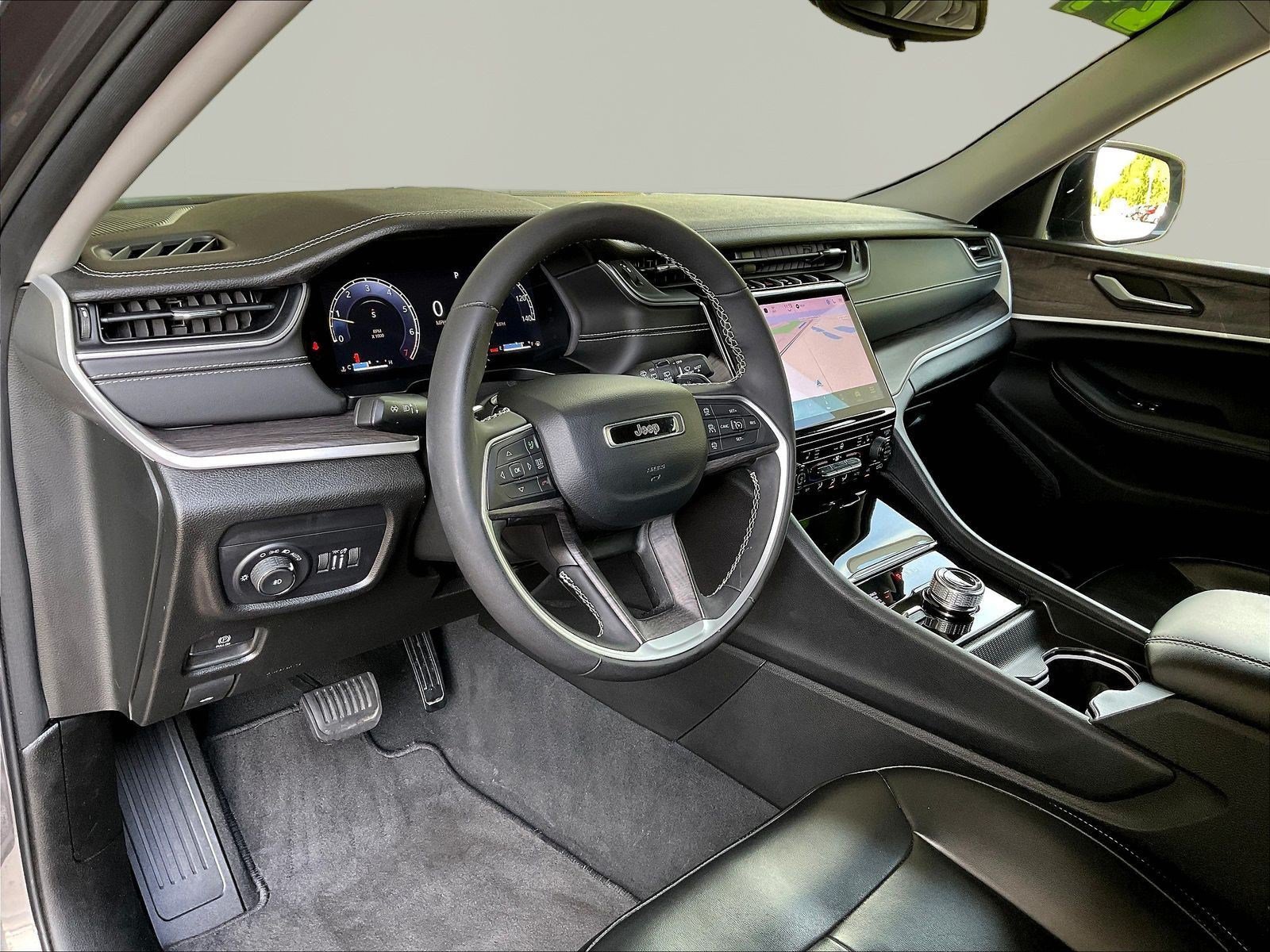 Used 2024 Jeep Grand Cherokee L Limited AWD/4WD image 16