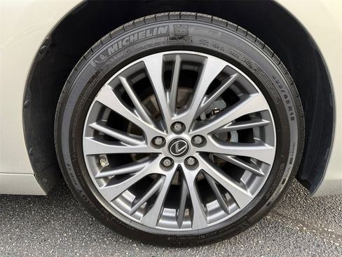 Used 2019 Lexus ES 300h w/ Luxury Package image 18