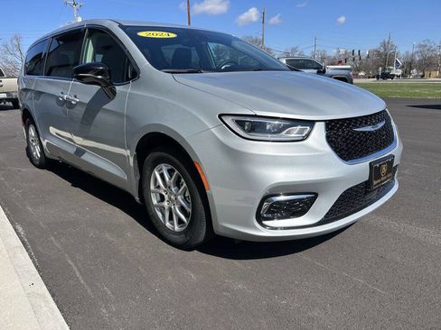 Used 2024 Chrysler Pacifica Touring-L image 6