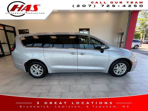 Used 2023 Chrysler Pacifica Touring-L FWD image 7