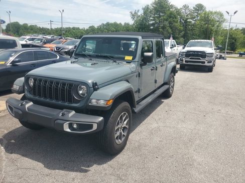 Used 2024 Jeep Gladiator Sport AWD/4WD image 2