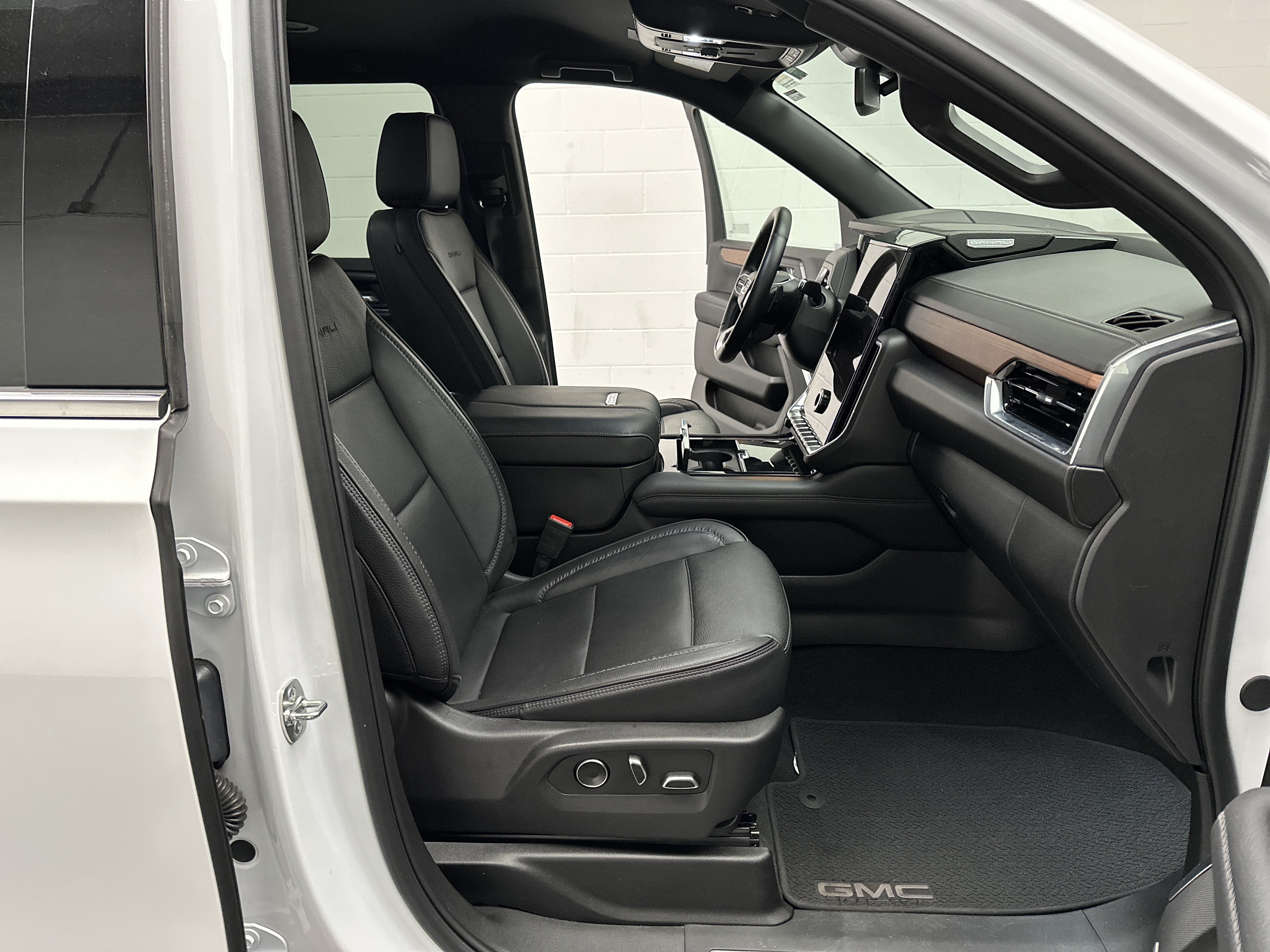 Used 2025 GMC Yukon XL Denali AWD/4WD image 28