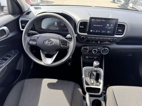 Used 2025 Hyundai Venue SE FWD image 13