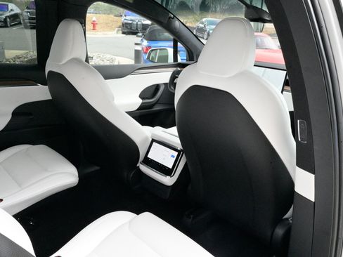 Used 2022 Tesla Model X image 41