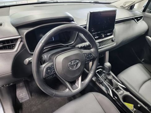 Used 2023 Toyota Corolla Cross XLE w/ Convenience Package FWD image 12