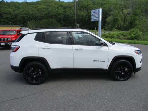 Used 2026 Jeep Compass Latitude w/ Quick Order Package 29K AWD/4WD image 4