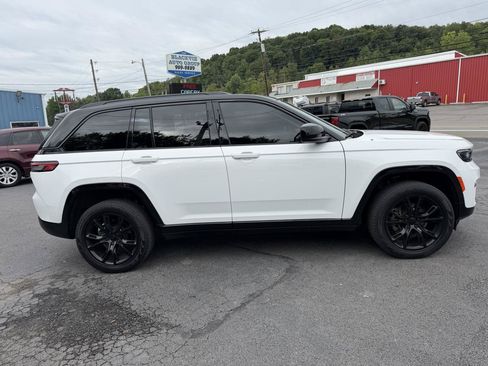 Used 2024 Jeep Grand Cherokee Laredo X AWD/4WD image 8