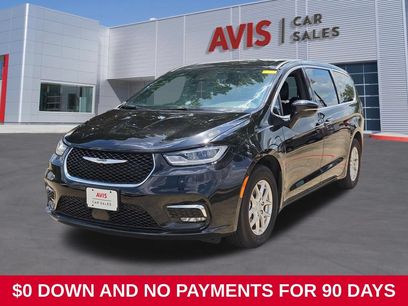 Used 2025 Chrysler Pacifica Select