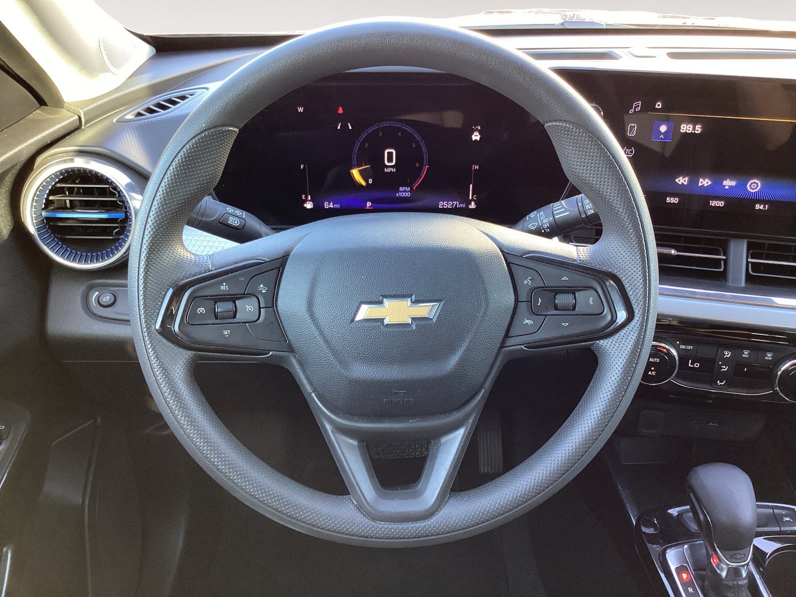 Used 2025 Chevrolet Trax LT FWD image 17
