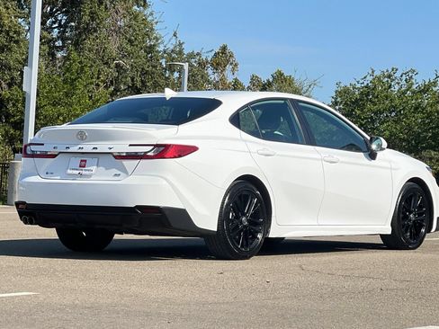 Used 2025 Toyota Camry SE FWD image 4
