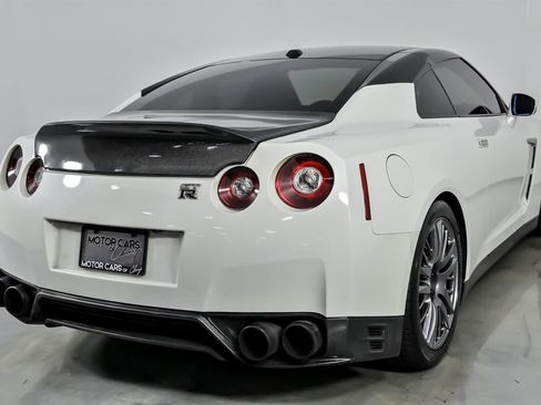 Used 2016 Nissan GT-R Premium image 12