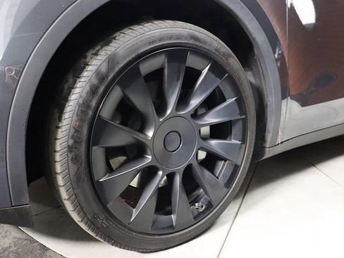 Used 2022 Tesla Model Y Long Range image 7