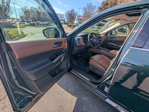 Used 2023 Nissan Pathfinder Platinum w/ Cargo Package image 8