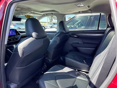 Used 2023 Toyota Highlander Limited image 24