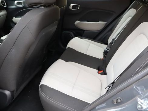 Used 2025 Hyundai Venue SEL image 6