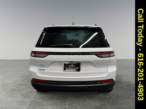 Used 2025 Jeep Grand Cherokee Altitude image 23