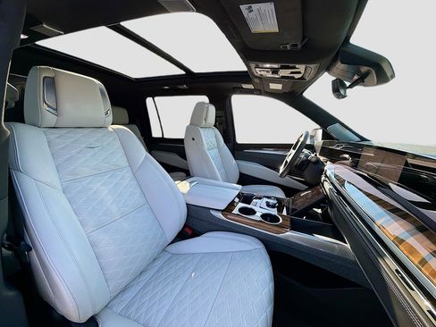 Certified 2025 Cadillac Escalade ESV Sport Platinum AWD/4WD image 32